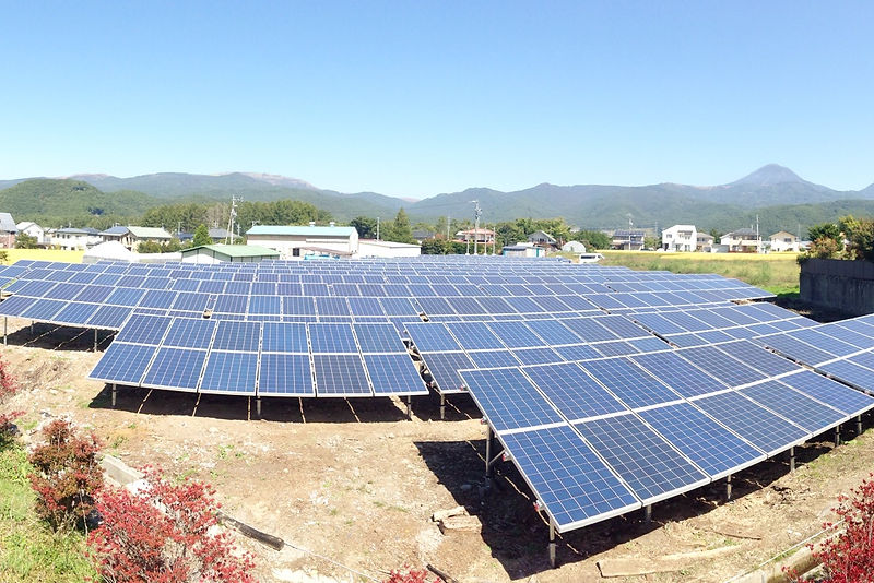 太陽光発電所の設備設置風景
