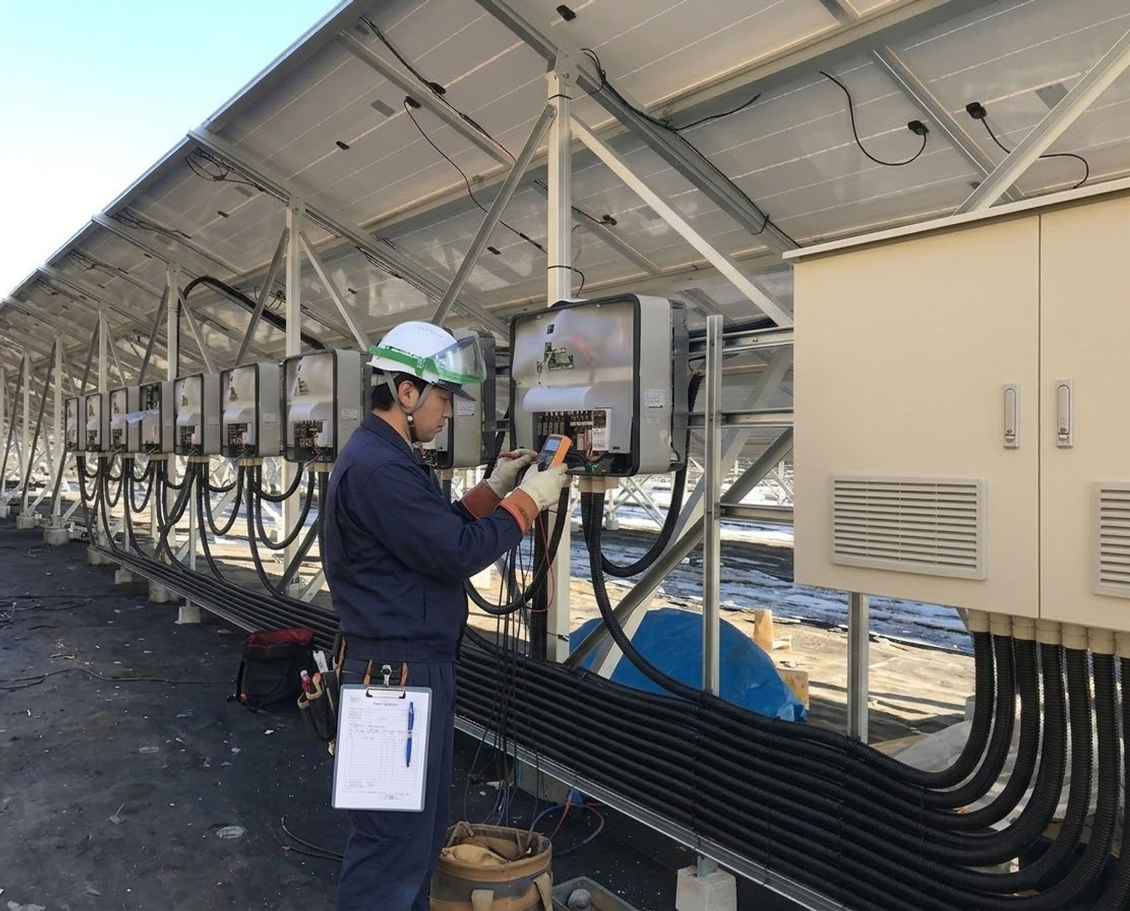 太陽光発電所の修繕・設備更新の様子
